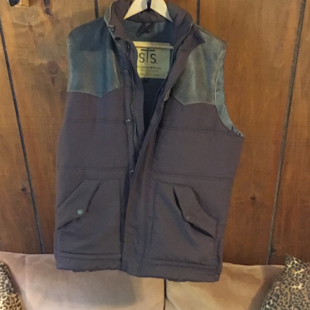 STS Ranchwear “The Lucas” vest
Leather yoke & collar
Excellent condition
Mens L